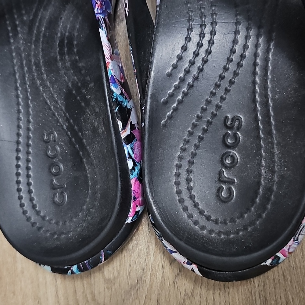 Crocs Floral Black Sandals. 10w. - Picture 2 of 3